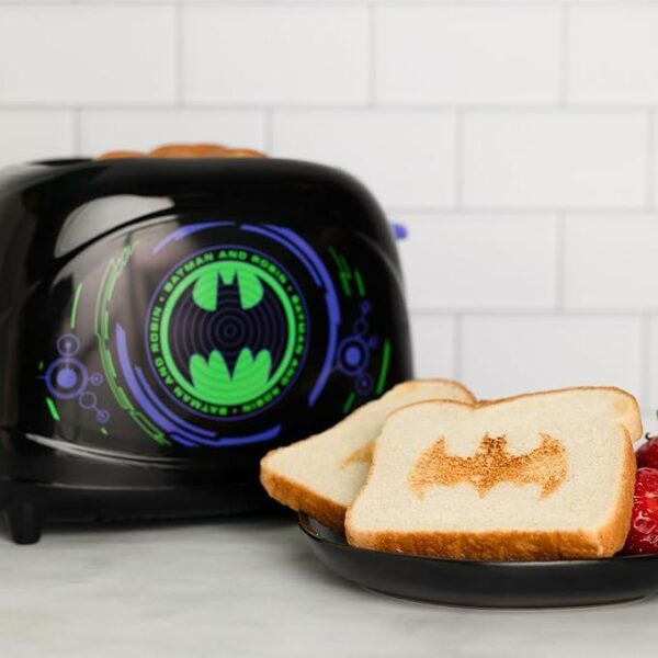 HOT 100! DC Comics BATMAN & JOKER Toaster & Waffle Maker Set! Bring a little DC Comics fun to every meal! - Image 7