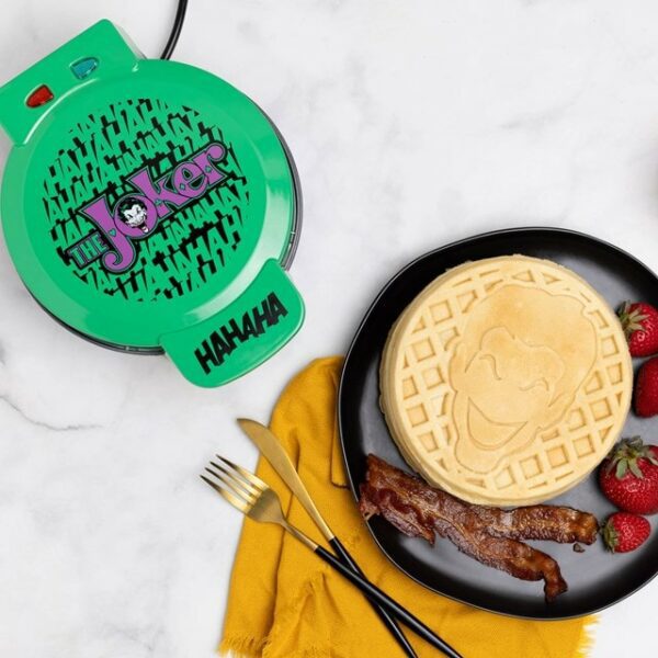 HOT 100! DC Comics BATMAN & JOKER Toaster & Waffle Maker Set! Bring a little DC Comics fun to every meal! - Image 2